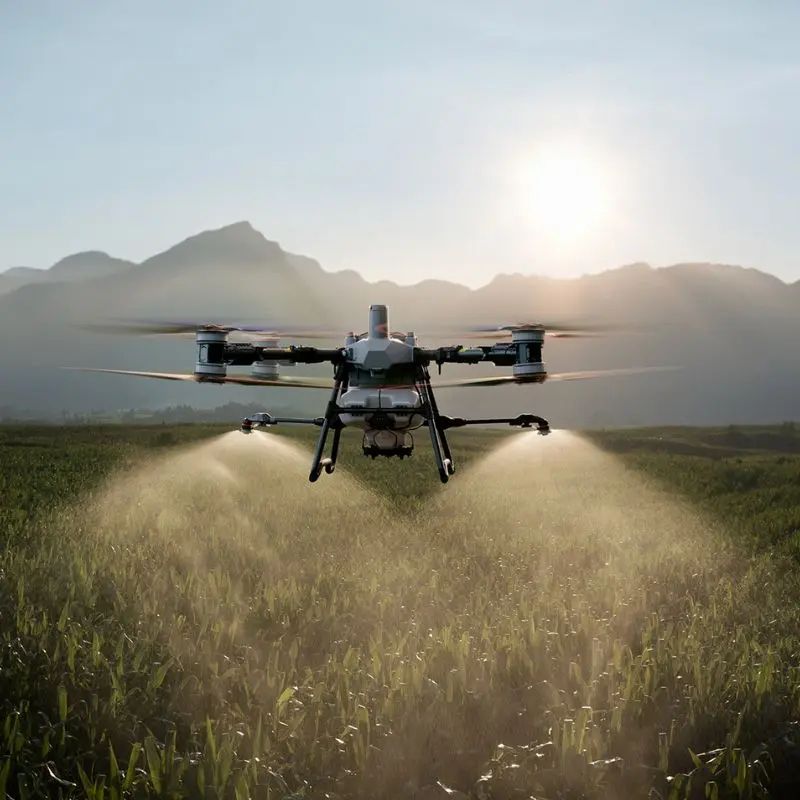 Drone agrícola DJI Agras pulverizando lavoura de soja